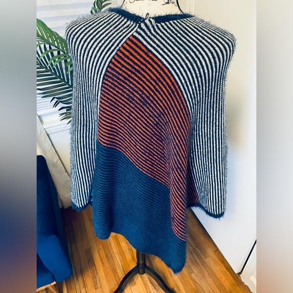 JANICE Poncho Sweater - Picture 5 of 7